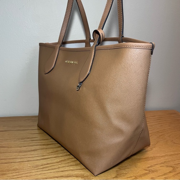 Michael Kors Saige Med Reversible Tote and Zip Clutch - Picture 6 of 15